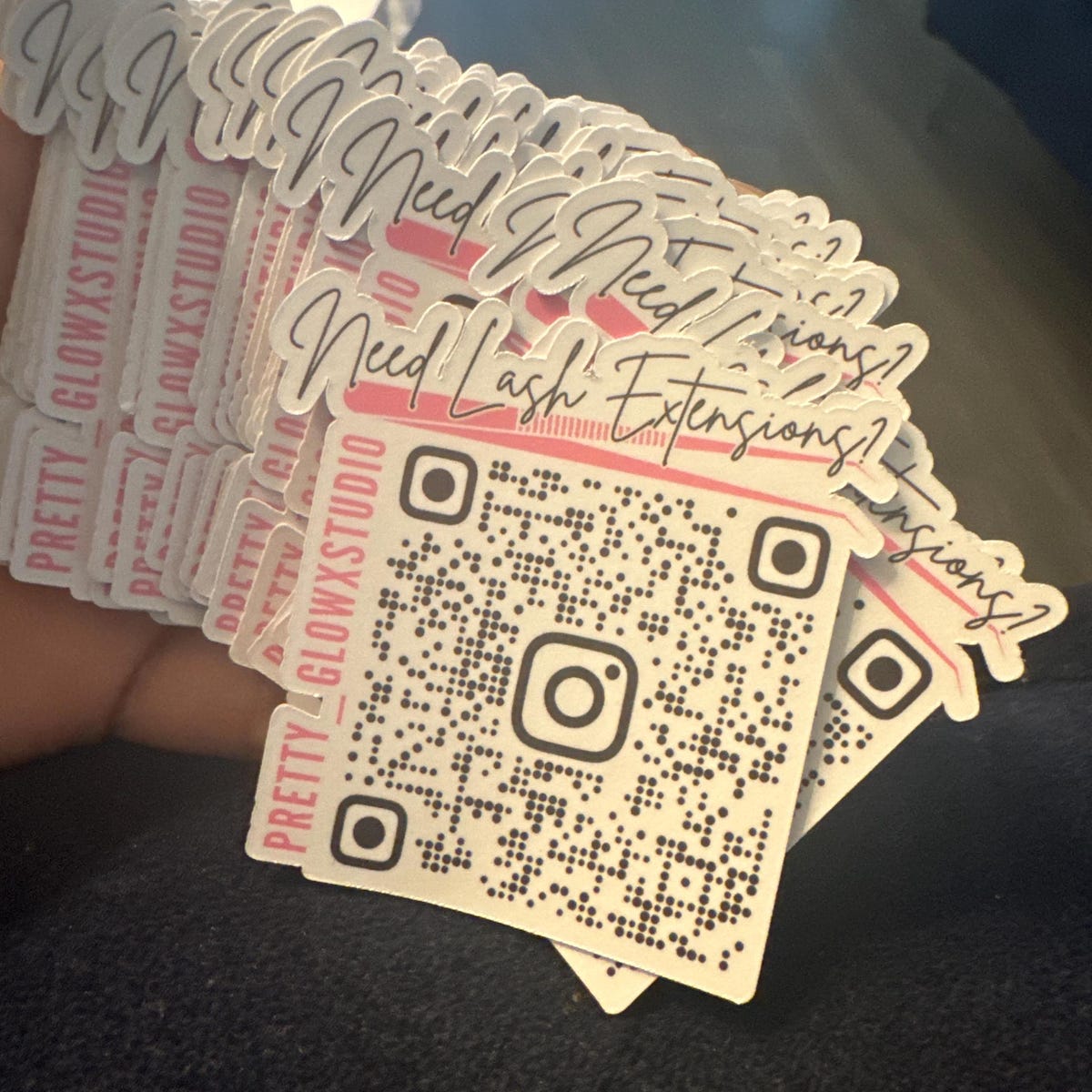 Interaktive Logo-Aufkleber mit QR-Codes photo review